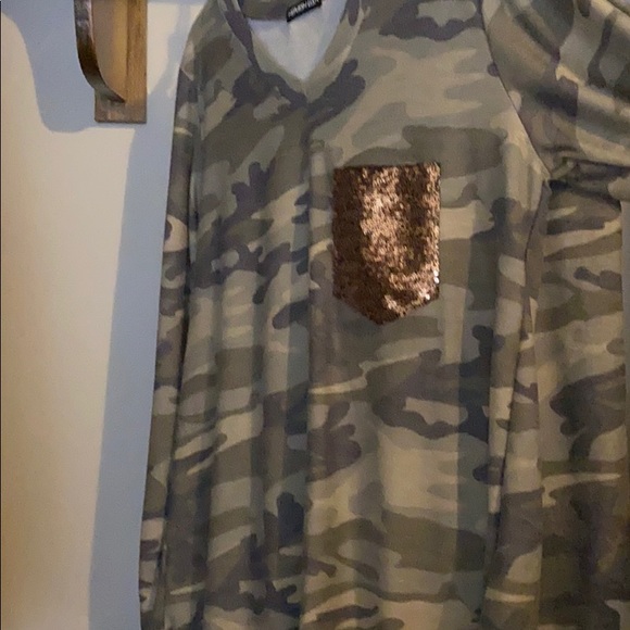 Camo long sleeve with gold sequin pocket. - Picture 2 of 2